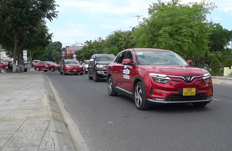 Đưa 50 xe taxi chạy bằng điện vào phục vụ người dân và du khách.