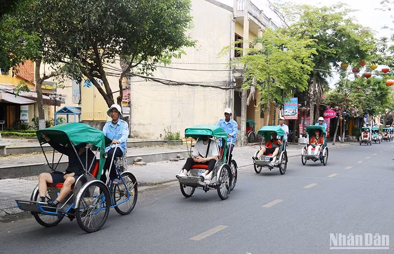 Du khách trải nghiệm quanh Phố cổ Hội An.
