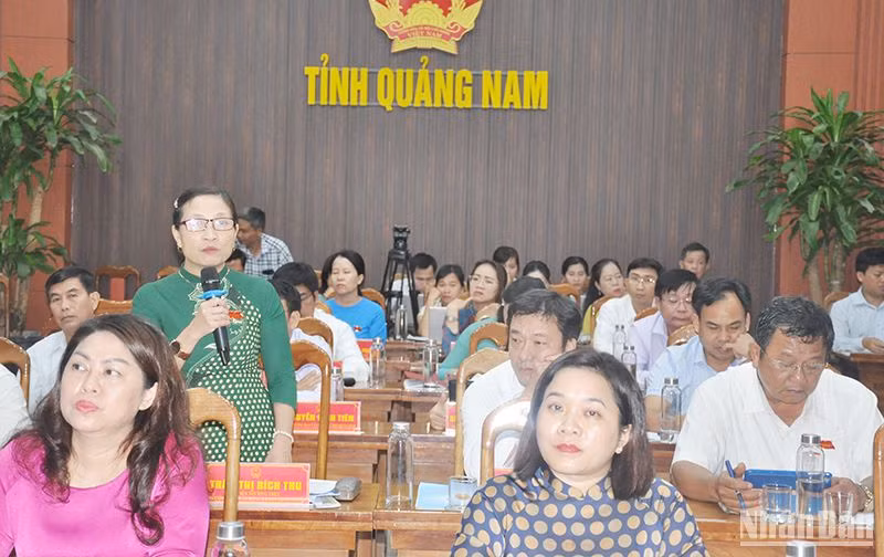 Các đại biểu Hội đồng nhân dân tỉnh góp ý vào dự thảo các nghị quyết trình tại kỳ họp thứ 16.