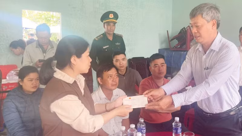 Phó Chủ tịch Ủy ban nhân dân tỉnh Quảng Nam Hồ Quang Bửu trao tiền hỗ trợ các gia đình có ngư dân gặp nạn trên biển.