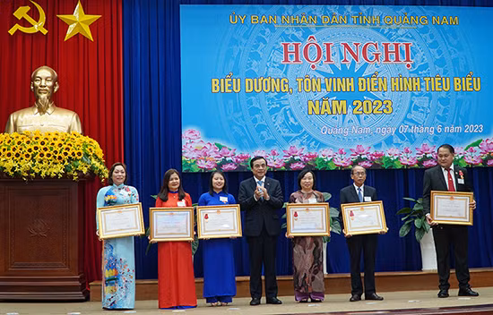 Bí thư Tỉnh ủy Phan Việt Cường trao Huân chương Lao động hạng Nhì, hạng Ba của Chủ tịch nước tặng các tập thể, cá nhân.