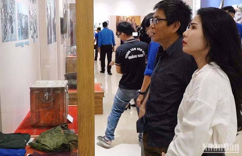 Trong ngày đầu mở cửa, Không gian trưng bày “Kỷ vật-Ký ức của chiến tranh" đã thu hút đông đảo người xem.