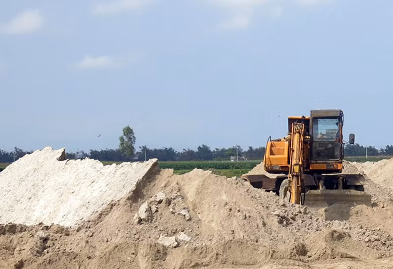 Tình trạng khai thác trái phép cát, sỏi trên sông Vu Gia, Thu Bồn chưa được giải quyết dứt điểm.