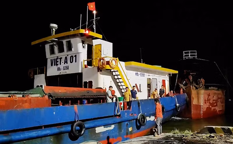 Tàu Việt Á 01 đưa 11 thuyền viên tàu Nam Phát 01 vào Cảng Kỳ Hà. Ảnh: H.A. 