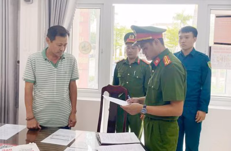 Cơ quan Cảnh sát điều tra Công an tỉnh Quảng Nam thi hành lệnh bắt tạm giam đối với ông Võ Đức Bảy.