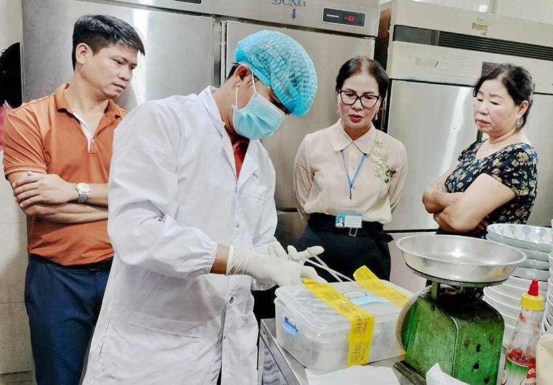Đoàn kiểm tra lấy mẫu thực phẩm tại quán Bánh mỳ Phượng gửi đi kiểm nghiệm.
