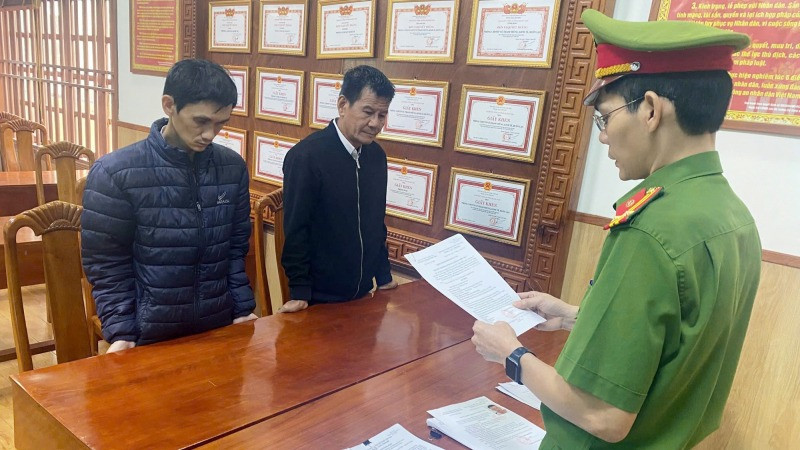Công an tỉnh Quảng Nam tống đạt quyết định khởi tố đối với Lê Viết Trọng (thứ hai từ trái sang) và Hoàng Duy Sơn. 