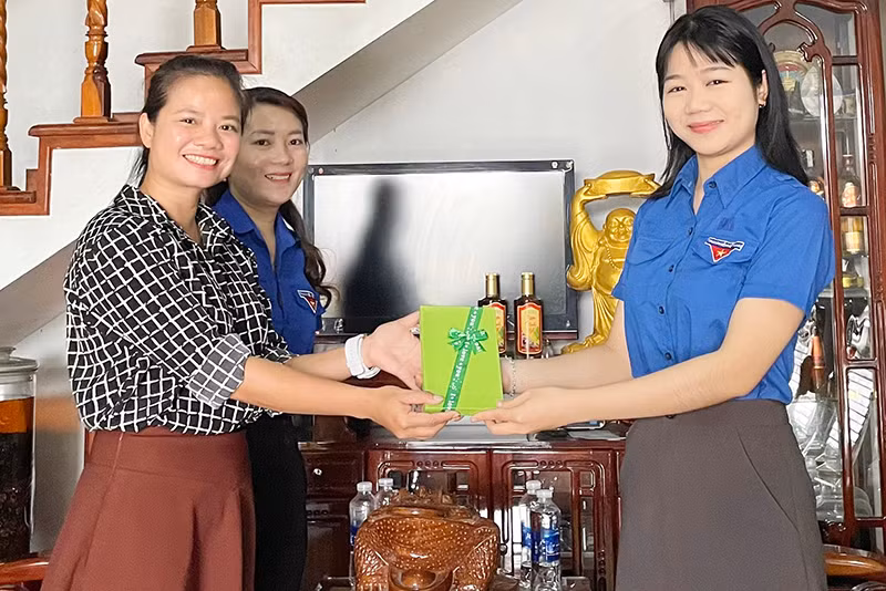 Bạn bè, người thân tặng quà, động viên em Hồ Thị Thanh Hằng (23 tuổi, bên phải), ở thị trấn Đông Phú, huyện Quế Sơn, Quảng Nam trước khi lên đường nhập ngũ.