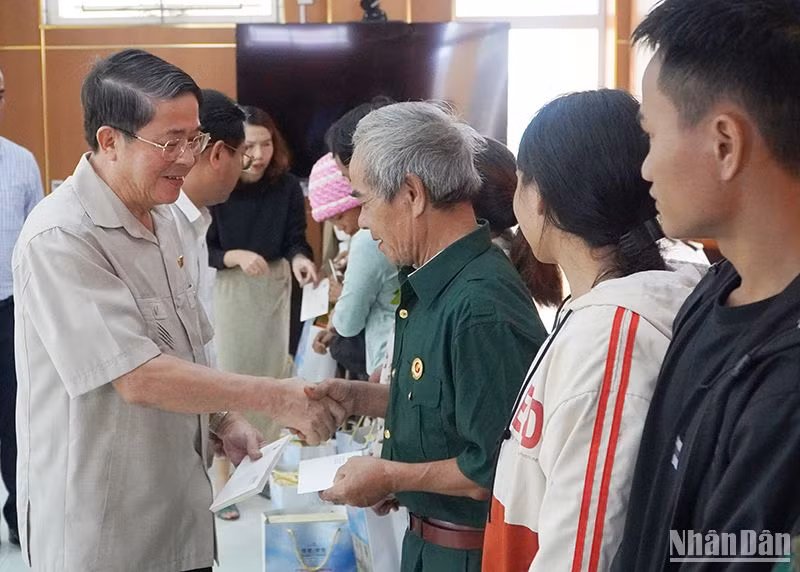 Phó Chủ tịch Quốc hội Nguyễn Đức Hải trao quà tặng người dân huyện Phước Sơn