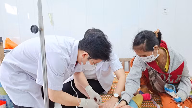 Nhiều trẻ em có triệu chứng sốt phát ban đã được Trạm Y tế xã Trà Leng tiếp nhận, điều trị.