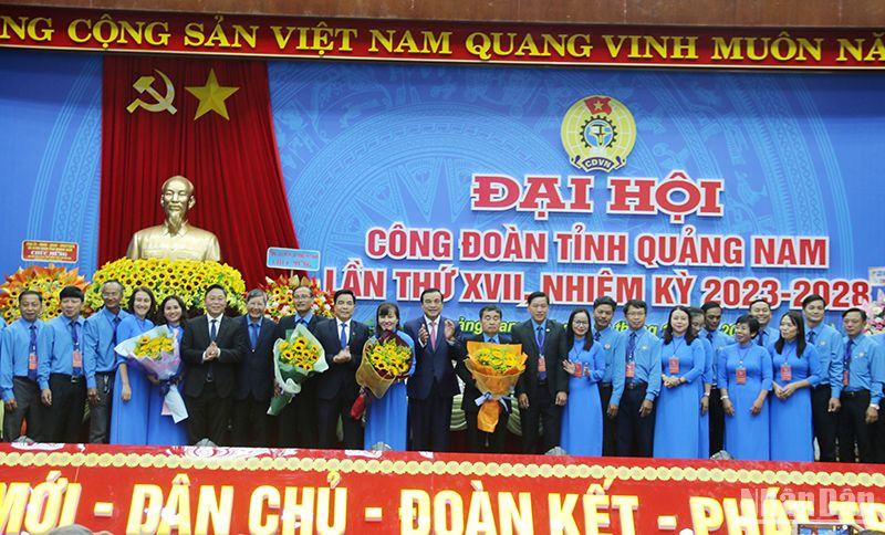 Lãnh đạo Trung ương và tỉnh Quảng Nam tặng hoa chúc mừng Ban Chấp hành mới.