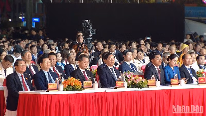 Các đồng chí lãnh đạo Trung ương và địa phương dự Lễ kỷ niệm 50 năm Ngày giải phóng tỉnh Quảng Nam và 95 năm Ngày thành lập Đảng bộ tỉnh Quảng Nam.