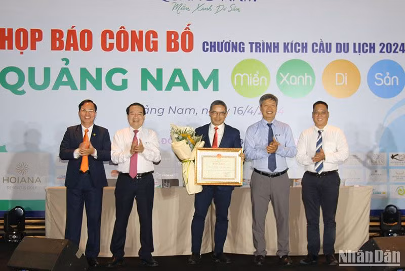 Lãnh đạo tỉnh Quảng Nam và Cục Du lịch quốc gia Việt Nam trao Bằng khen và tặng hoa chúc mừng Tập đoàn Thiên Minh.