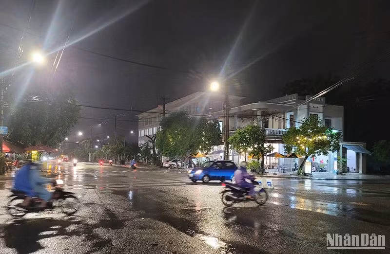 Tối 13/10, trên địa bàn thành phố Tam Kỳ, Quảng Nam, bắt đầu có mưa to