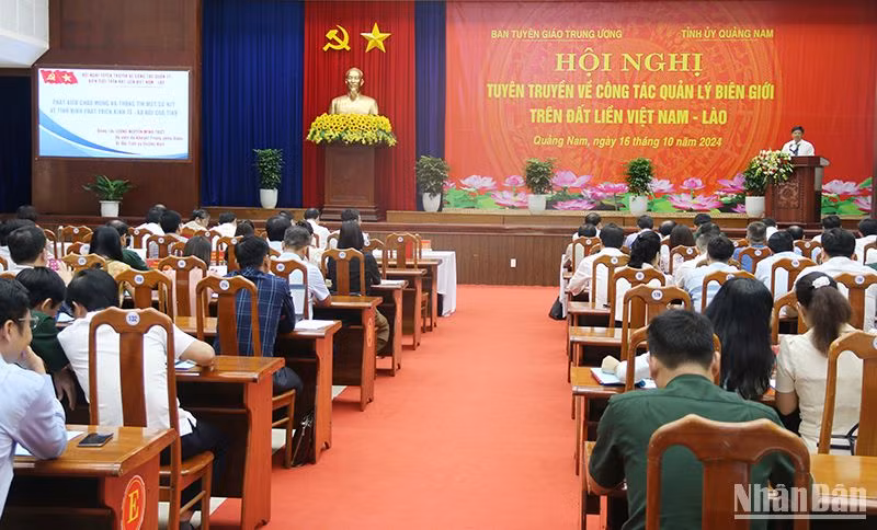 Quang cảnh Hội nghị tuyên truyền về công tác quản lý biên giới trên đất liền Việt Nam-Lào.