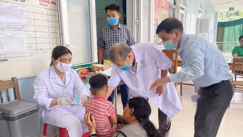 Huyện Nam Trà My phấn đấu đến ngày 16/3 sẽ hoàn thành tiêm vaccine sởi cho trẻ