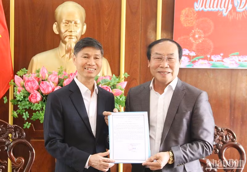 Chủ tịch Ủy ban Mặt trận Tổ quốc Việt Nam tỉnh Quảng Nam Võ Xuân Ca (bên phải) trao Thư cảm ơn của tỉnh cho đại diện THACO.