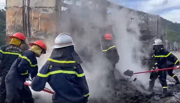 Lực lượng chức năng tổ chức dập tắt đám cháy.