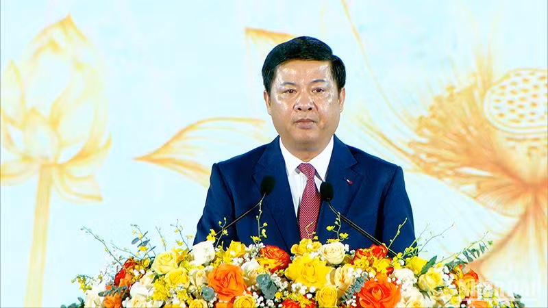 Đồng chí Lương Nguyễn Minh Triết, Ủy viên dự khuyết Trung ương Đảng, Bí thư Tỉnh ủy Quảng Nam trình bày diễn văn buổi lễ.