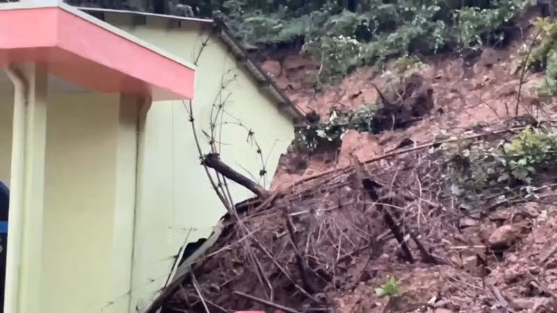 Điểm trường Răng Chuỗi (thôn 1, xã Trà Tập) bị đất đá tràn xuống làm sập một mảng tường