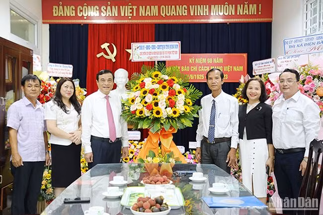Lãnh đạo tỉnh Quảng Nam tặng hoa, chúc mừng Văn phòng đại diện Báo Nhân Dân tại Quảng Nam 