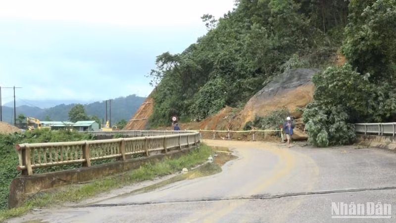 Cơ quan chức năng đã huy động lực lượng, phương tiện dọn xong đất đá sụt trên vị trí cầu và tạm thời cho các phương tiện nhỏ lưu thông qua lại.