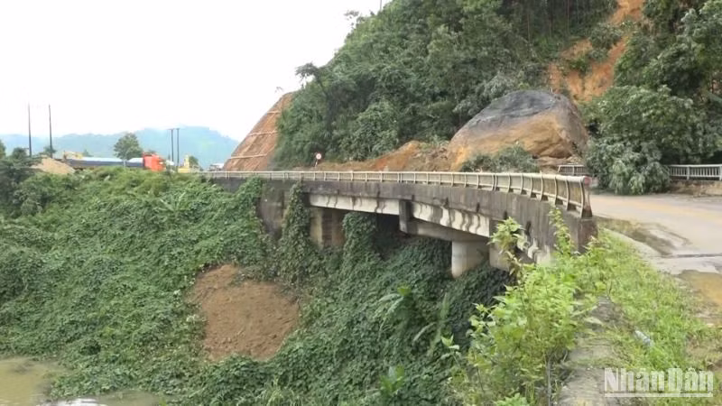 Một tảng đá to từ taluy dương đổ xuống làm lệch hệ mặt cầu Đak Mi 1.