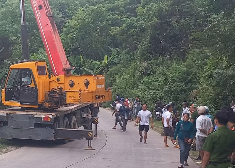 Cơ quan chức năng huy động lực lượng, phương tiện kéo xe tải lên khỏi vực.