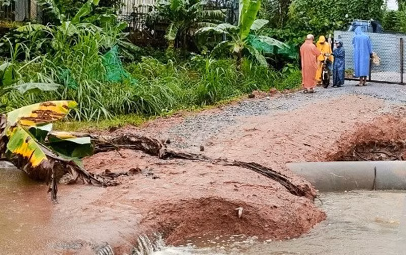 Mưa lũ làm đường dẫn tạm cầu ĐH9 thuộc xã Tam Lãnh, huyện Phú Ninh bị sạt lở.