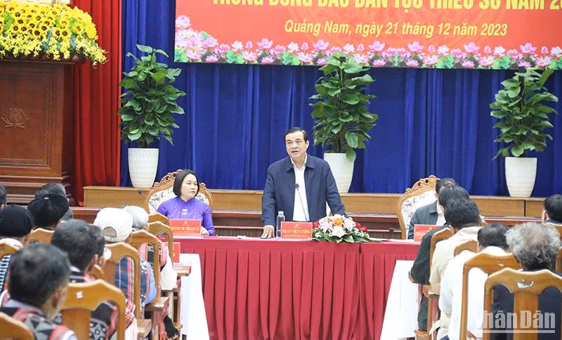 Bí thư Tỉnh ủy Phan Việt Cường đối thoại, trả lời ý kiến của người có uy tín trong đồng bào dân tộc thiểu số.