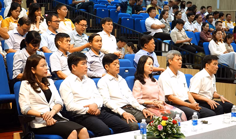 Đại diện lãnh đạo tỉnh Quảng Nam cùng đại diện các sở, ban, ngành của tỉnh dự khai mạc cuộc thi.