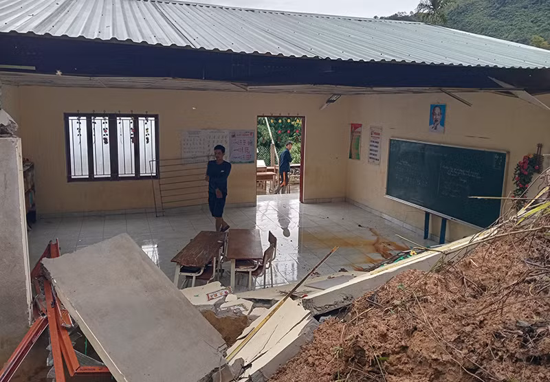 Tường xây phía sau của phòng học tại điểm trường Tak Cui bị đất, đá đổ xuống gây thiệt hại.
