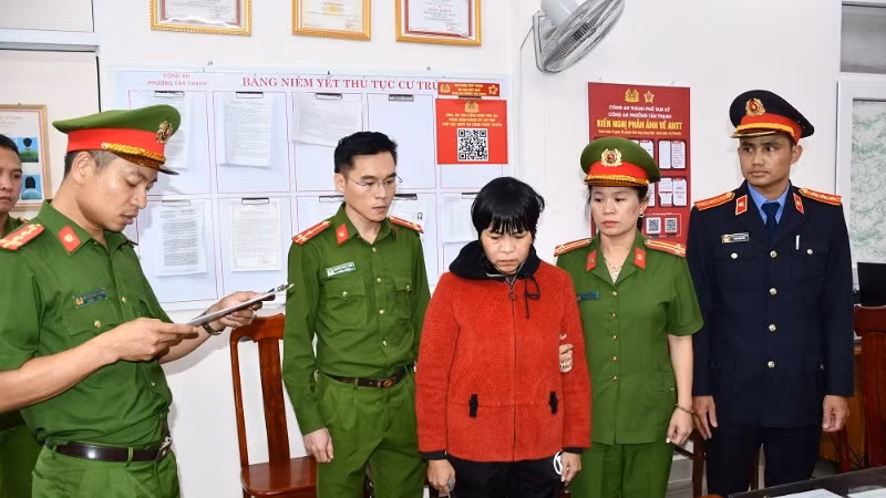 Cơ quan Cảnh sát điều tra Công an tỉnh Quảng Nam tống đạt các quyết định khởi tố, bắt tạm giam đối với T.T.T.N.