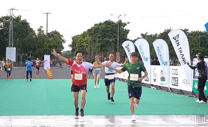 Các vận động viên đang đua tài.