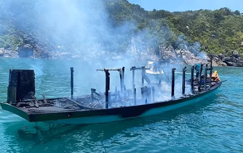 Chiếc ghe bị cháy rụi.