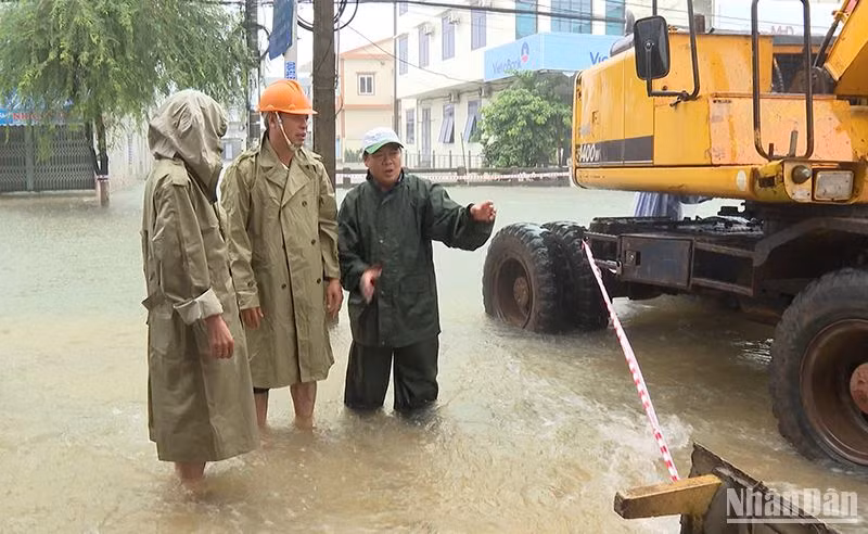 Chiều 15/10, Phó Chủ tịch Ủy ban nhân dân tỉnh Quảng Nam Hồ Quang Bửu kiểm tra tình hình ngập lụt, sơ tán dân tại phường Phước Hòa (thành phố Tam Kỳ).