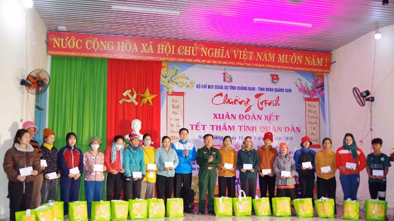 Trao quà Tết tặng gia đình chính sách, hộ nghèo tại huyện Nam Giang, Quảng Nam.