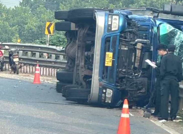 Xe tải bị lật hư hỏng nặng.