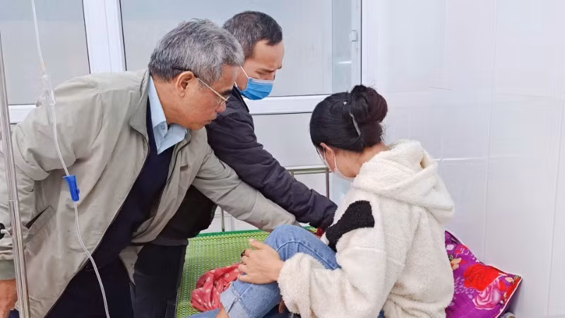 Đoàn công tác Trung tâm Kiểm soát bệnh tật tỉnh Quảng Nam kiểm tra công tác tiếp nhận, điều trị trẻ có triệu chứng sốt phát ban tại xã Trà Leng.