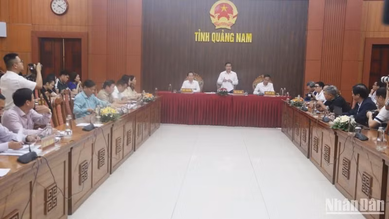 Quang cảnh họp báo thông tin về kỷ niệm 50 năm Ngày giải phóng và 95 năm Ngày thành lập Đảng bộ tỉnh Quảng Nam. 