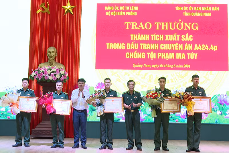Bí thư Tỉnh ủy Quảng Nam Lương Nguyễn Minh Triết trao Bằng khen của Ủy ban nhân dân tỉnh tặng các tập thể, cá nhân có thành tích xuất sắc