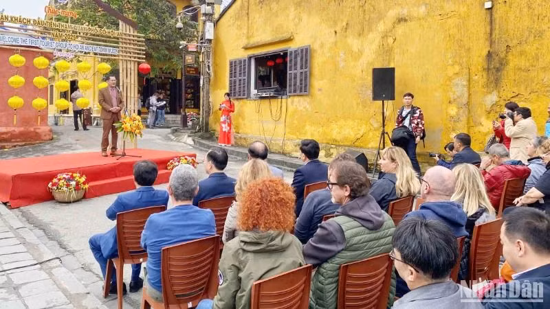 Phó Chủ tịch Ủy ban nhân dân thành phố Hội An Nguyễn Văn Lanh phát biểu chào đón Đoàn khách Italia đến “xông đất” Hội An.