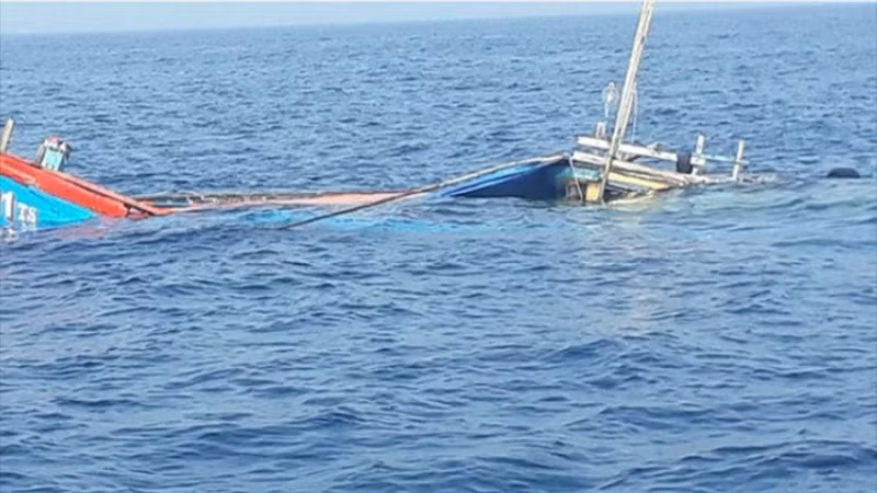 Một tàu cá của Quảng Nam bị chìm ngoài khơi. (Ảnh minh họa)