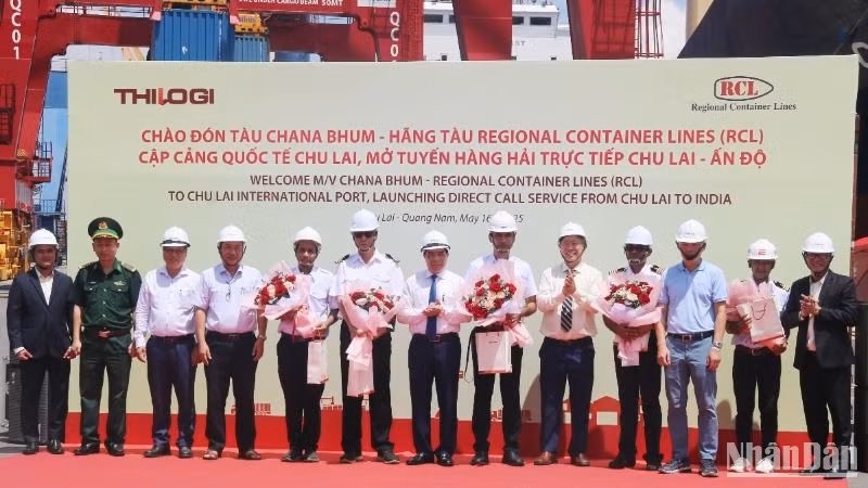 Chủ tịch Ủy ban nhân dân tỉnh Quảng Nam Lê Văn Dũng (đứng giữa) và lãnh đạo các cơ quan, đơn vị tặng hoa đón các thành viên tàu Chana Bhum thuộc hãng tàu RCL, khởi đầu cho tuyến hàng hải cố định Chu Lai-Ấn Độ.