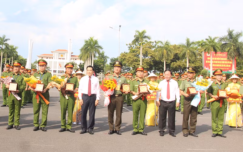 Lãnh đạo tỉnh Quảng Nam tặng hoa chúc mừng các đội tham dự Chung kết Hội thi.