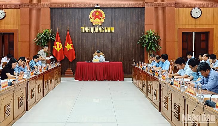 Lãnh đạo Sở Công thương báo cáo kết quả thực hiện Chương trình sinh kế cho người dân lưu vực các hồ thủy điện trên địa bàn tỉnh.