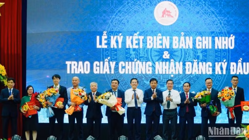 Lãnh đạo tỉnh Quảng Nam trao hoa và quà tặng các nhà đầu tư.