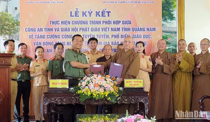 Công an tỉnh Quảng Nam và Giáo hội Phật giáo Việt Nam tỉnh Quảng Nam ký kết chương trình phối hợp tuyên truyền.