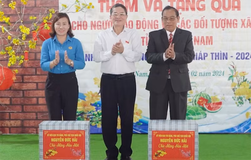 Phó Chủ tịch Quốc hội Nguyễn Đức Hải trao quà Tết tặng đại diện các đơn vị tại Quảng Nam.