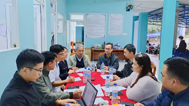 Đoàn công tác của Trung tâm Kiểm soát bệnh tật tỉnh Quảng Nam nghe báo cáo tình hình và chỉ đạo, hướng dẫn công tác điều trị cho trẻ có triệu chứng sốt phát ban tại xã Trà Leng, huyện Nam Trà My.